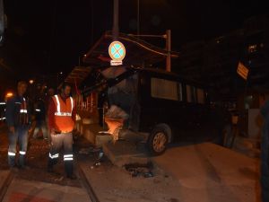 Çarpışan Araçlar Tramvay Durağına Girdi