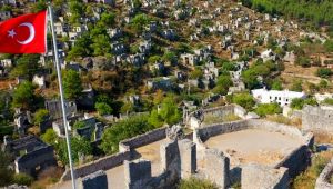 Türk bayrağının gölgesindeki hayalet köyde uzun yıllardır kimse yaşamıyor