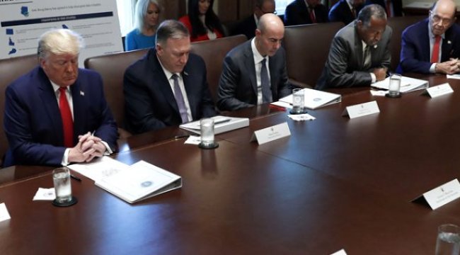 Beyaz Saray'daki kabine toplantısı dua ederek başladı