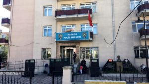Şizofren zanlı karakolda bıçakla polis memurunu yaraladı