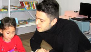 Çanta geliriyle kütüphane kurdu