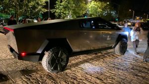 Elon Musk Cybertruck ile sokaklarda görüntülendi