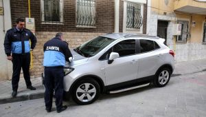 Kaldırıma park eden sürücüleri zabıta uyardı!