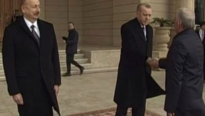 Azeri yetkilinin güçlü tokalaşması Erdoğan'ı şaşırttı