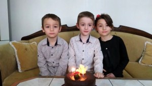 Üçüzler öğretmenlerinin doğum gününü kutladı