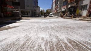 Caddeler köpüklü su ile yıkanıyor