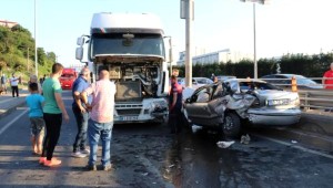 Hafriyat kamyonuna çarpan otomobildeki 3 kişi yaralandı