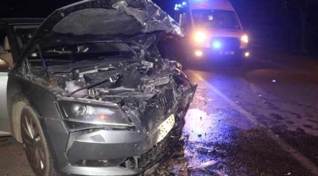 Adana'da İki Otomobil Çarpıştı! 4 Kişi Ağır Yaralandı