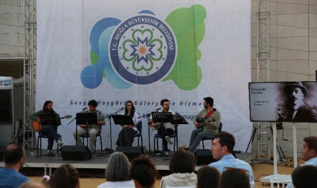 100 yıllık şarkılar Türkçe ve Rumca seslendirildi