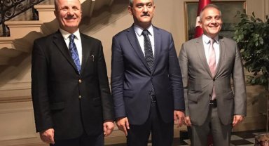 Bakan Özer Londra'da