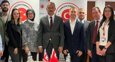 Bakan Özer Londra'da YLSY bursiyerleriyle buluştu
