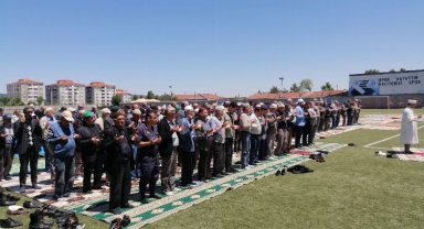 Bilecik Pazaryeri'nde vatandaşlar yağmur ve şükür duası için stadyumda buluştu