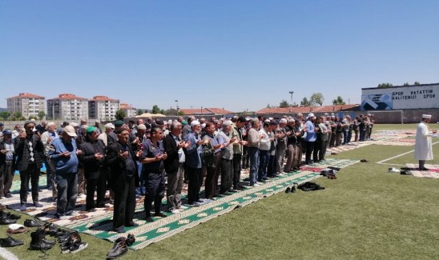 Bilecik Pazaryeri'nde vatandaşlar yağmur ve şükür duası için stadyumda buluştu