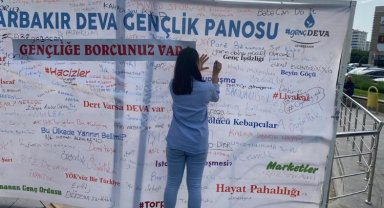 Gençler taleplerini DEVA panolarına yazdı