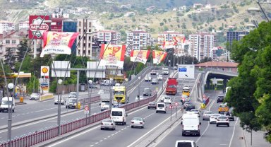 Kayseri final için tek yürek... Şehir sarı-kırmızıya boyandı