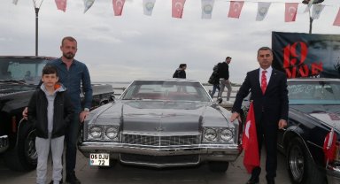 Klasik araçlardan 19 Mayıs konvoyu