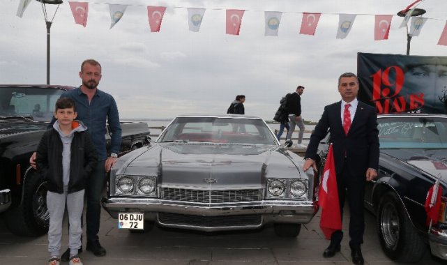 Klasik araçlardan 19 Mayıs konvoyu