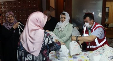 Kocaeli İzmit hac kafilesini hediyelerle uğurladı
