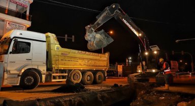 Sakarya Büyükşehir'den şehrin kalbinde sürdürdüğü çalışmalara gece mesaisi