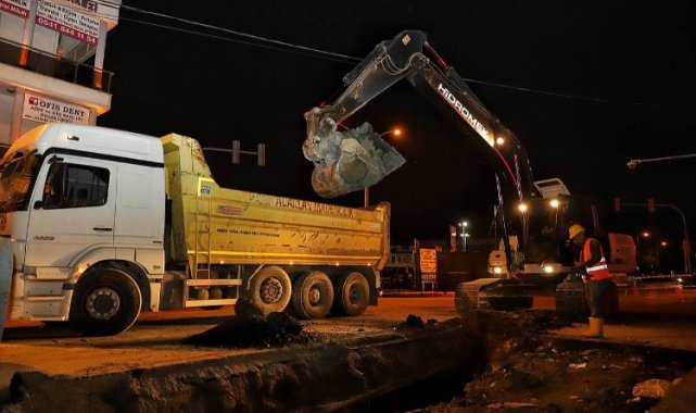 Sakarya Büyükşehir'den şehrin kalbinde sürdürdüğü çalışmalara gece mesaisi