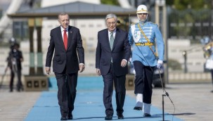 Tokayev resmi törenle karşılandı