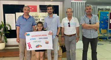 Altın yürekli kız oyuncakları arkadaşları için topladı!