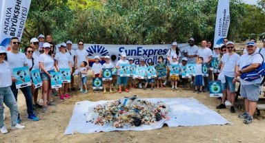 Antalya'da SunExpress kıyıdan 75 kilogram atık topladı