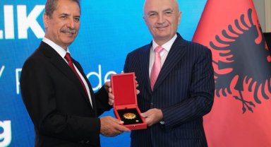 Arnavutluk'tan 'Bayrak Şövalyesi Nişanı'