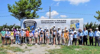 Avrupalı öğrenciler Bursa Karacabey'de Türk okçuluğunu öğrendi