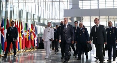 Bakan Akar NATO Karargâhı'nda