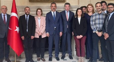 Bakan Özer yurt dışı bursiyerlerle buluştu