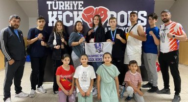 Bilecikli Kick Boksçuların Türkiye Şampiyonluğu sevinci