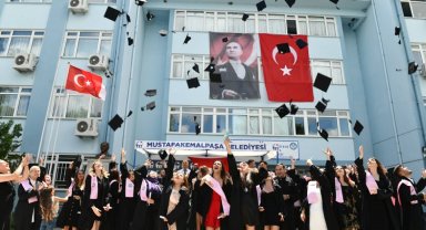 Bursa Mustafakemalpaşa'da gençlerin mezuniyet coşkusu