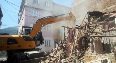 Bursa Osmangazi'de tehlike arz eden metruklara yıkım
