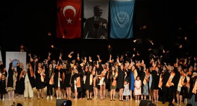 Bursa Uludağ Üniversitesi enstitülerinde mezuniyet coşkusu
