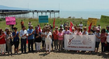 Bursa'da CHP'li kadınlar kuraklığa İznik Gölü'nden çağrı yaptı