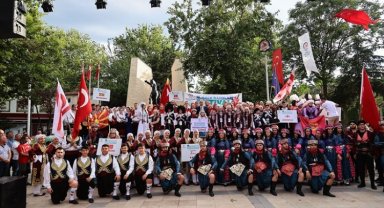 Denizli'de Halk Dansları Festivali coşkusu