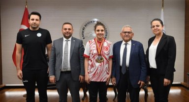 En özel Cemre şampiyonluğa düştü