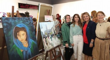 İZMEK sergisine defileli açılış