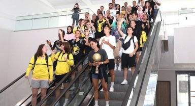 Kadın futbolcular kupayı Gaziantep'e getirdi