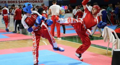 Kick Boks'un şampiyonları Kocaeli'de kürsüye çıktılar