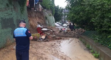 Kocaeli İzmit'te istinat duvarı çöktü