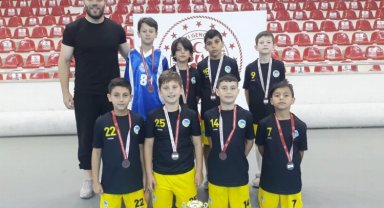 Sakaraylı minik hentbolcular Amasya'dan madalya ile döndü