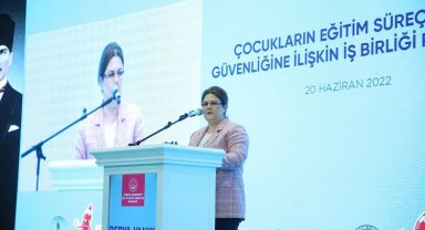Üç Bakandan çocuklar için imza