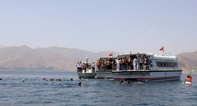 4 gündür Van Gölü'nde yüzüyorlar