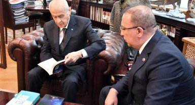 Bahçeli'den iki kitap tanıtımı
