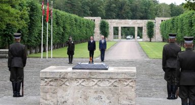 Bakan Akar 'Kahramanlar Mezarlığı'nda