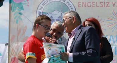 Başkan Büyükkılıç, en özel öğrencilere karnelerini dağıttı