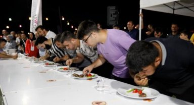 Bursa İnegöl'de köftenin kokusunu duyan yarışmaya katıldı... İnegöl Köftesi'ne gömüldüler!