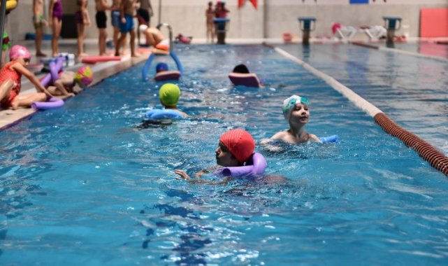 Bursa Osmangazi'de minik kulaçların sertifika heyecanı